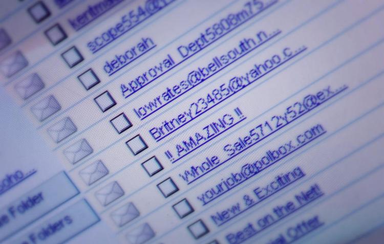 Spambøder. Ifølge Forbrugerombudsmandens retningslinier for bøder for spam, koster det 10.000 kroner for de første 100 spammails, en butik sender afsted, uden at modtageren har givet lov. 