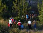 Assistance. Tyrkiske Røde Halvmåne-medarbejdere kommer med mad til syriske flygtninge, der venter på den syriske side af grænsen nær den tyrkiske landsby Guvecci i Hatay-provinsen. 
