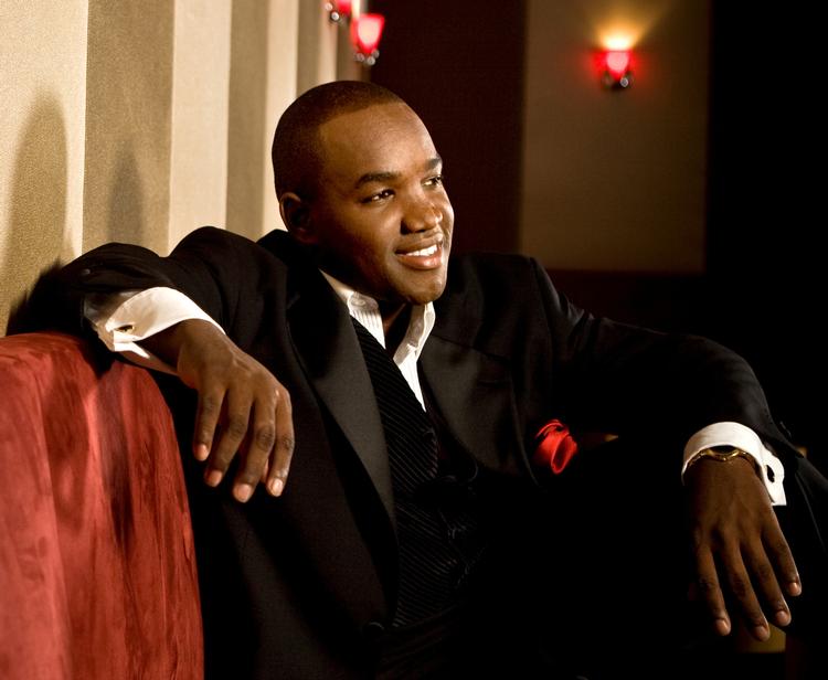 Eksotisk. Lawrence Brownlees  har i dag overkommet ikke alene en baggrund på kulturens bagsæde, men også en hudfarve, der stadig er eksotisk inden for den 'fine' musik og synger på alverdens store scener. 