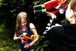 Markedet for vandkrigsførelse er domineret af navne som Super Soaker, Water Rangers og Super Shooter, som alle er prøveskudt af blandt andre Anne-Cathrine Fog Skovsen, 9år, Ida Brøns, 8 år, Silas Wiinblad, 9 år og Emil Bille Rasmussen, 9 år. 