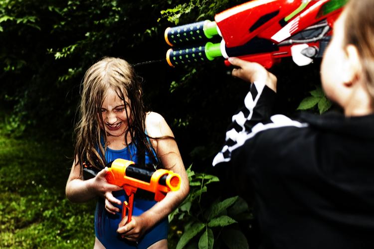 Markedet for vandkrigsførelse er domineret af navne som Super Soaker, Water Rangers og Super Shooter, som alle er prøveskudt af blandt andre Anne-Cathrine Fog Skovsen, 9år, Ida Brøns, 8 år, Silas Wiinblad, 9 år og Emil Bille Rasmussen, 9 år. 