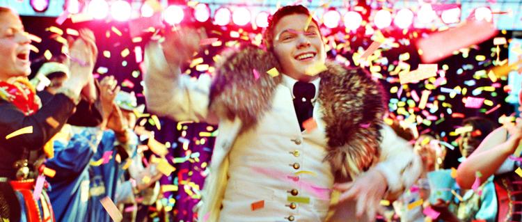 Musical. 'Magi i luften' er alt andet lige en usædvanlig dansk film med sin helt egen ubestridelige energi og smittende lyst til at lege elefantunge i den gode smags glasbutik. 
