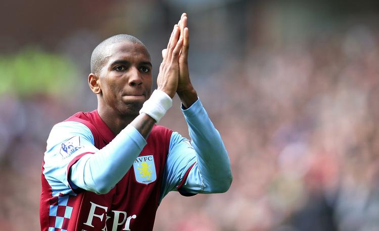 Klubskifte. Ashely Young skifter Aston Villa ud med Manchester United fra den kommende sæson. 