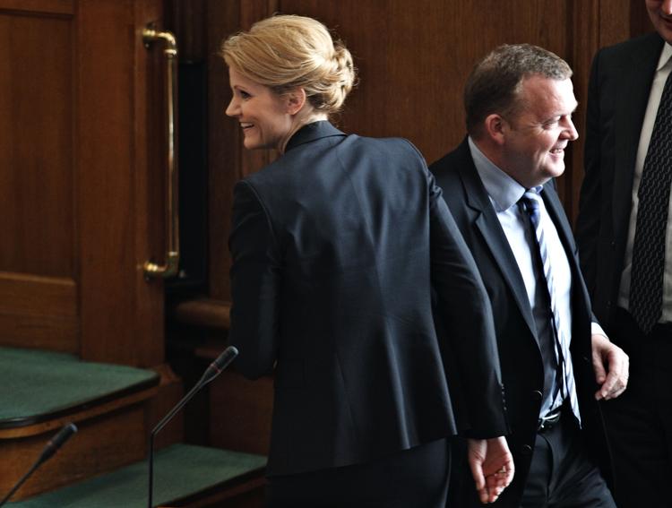 Duel. Kampen mellem blå blok, anført af statsminister Lars Løkke Rasmussen, og rød blok, anført af oppositionens leder Helle Thorning Schmidt er står i stampe. Det viser en ny meningsmåling fra Megafon. 