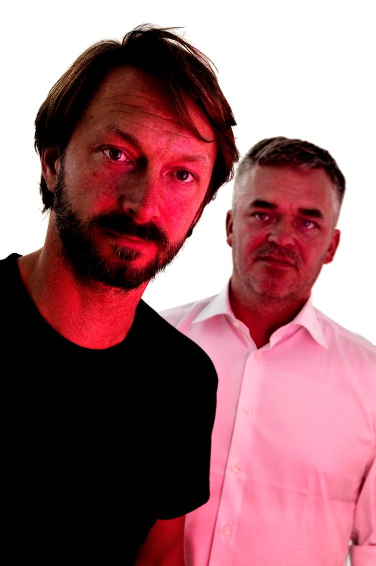 genforening. Tyske Anselm Reyle og danske Claus Andersen (bagerst) drev i et par år et alternativt galleri i danskerens lille lejlighed i Berlin. Det var, før kunstmarkedet gik amok. Især Anselm Reyles stribede malerier - inklusive det mærke efter en dåse, som er blevet hans signatur - og folieværker (se billeder nede i artiklen) stod i 2007 pludselig på de rigeste kunstsamleres ønskesedler. 