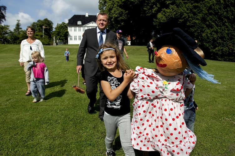 Lettet. Statsminister Lars Løkke Rasmussen glædede sig sankthansaften over, at EU nu ser ud til at dæmpe kritikken af den danske grænseaftale. 