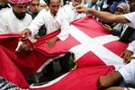 Slut. Sådan så det ud i februar 2006, hvor Muhammedkrisen kørte i højeste omdrejninger. Nu melder flere om, at Danmark er ved at blive taget til nåde. 