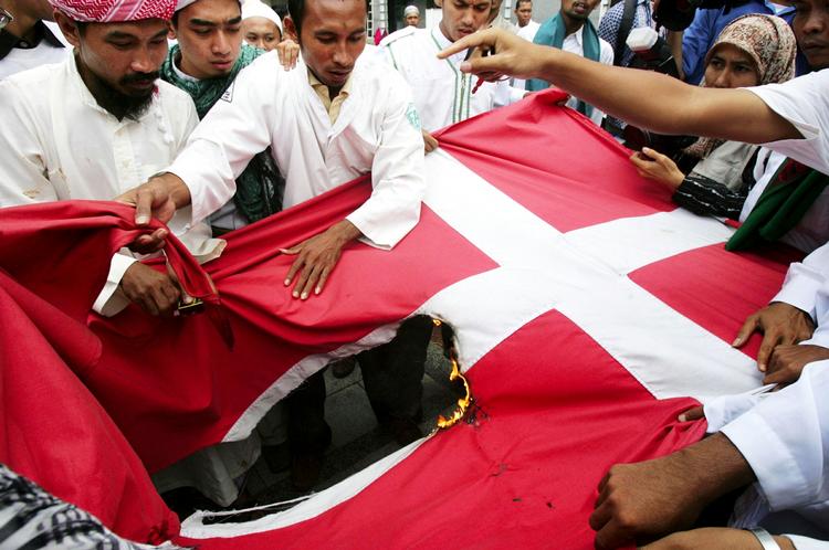 Slut. Sådan så det ud i februar 2006, hvor Muhammedkrisen kørte i højeste omdrejninger. Nu melder flere om, at Danmark er ved at blive taget til nåde. 