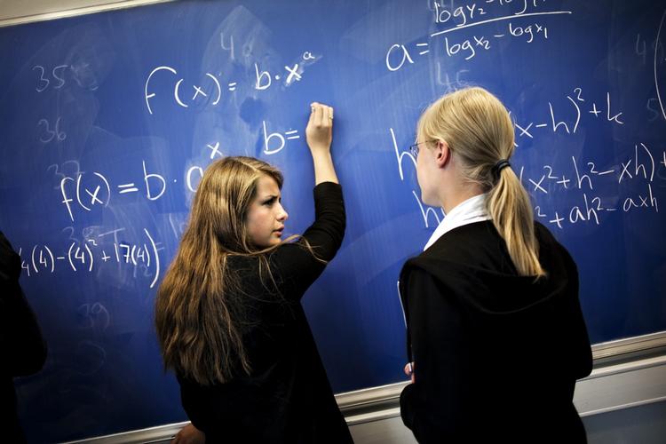 Glemsom. Man lærer hele året, men syv ugers sol, sommer og skolefri gør, at man glemmer en masse igen. Her er vi i en 9. klasse på Køge Private Realskole. 