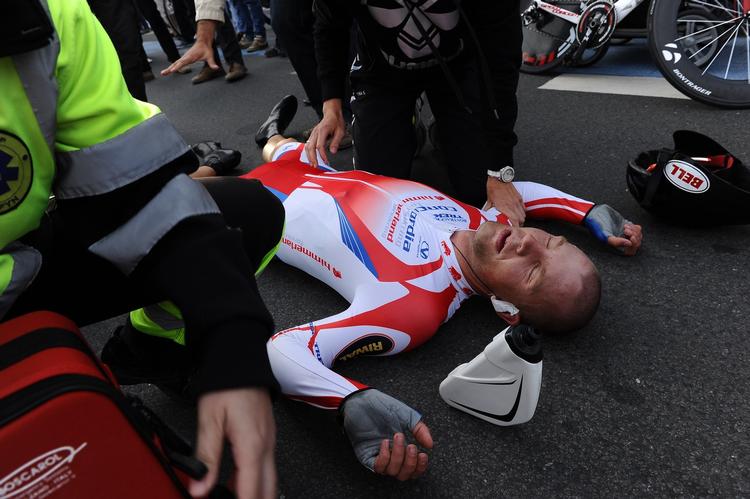 Guldvinder. Totalt udmattet segnede Rasmus Quaade om på asfalten efter at have presset sig selv maksimalt i jagten på succes ved DM i enkeltstart. 