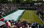 Udskudt. Regnvejret fortsætter med at drille Wimbledon, og det betyder, at Caroline Wozniackis kamp i anden runde mod franske Virginie Razzano ikke bliver spillet i dag som planlagt. 
