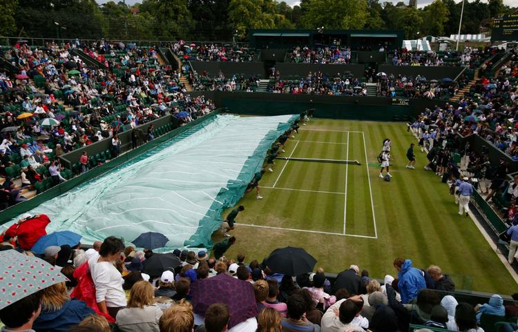 Udskudt. Regnvejret fortsætter med at drille Wimbledon, og det betyder, at Caroline Wozniackis kamp i anden runde mod franske Virginie Razzano ikke bliver spillet i dag som planlagt. 