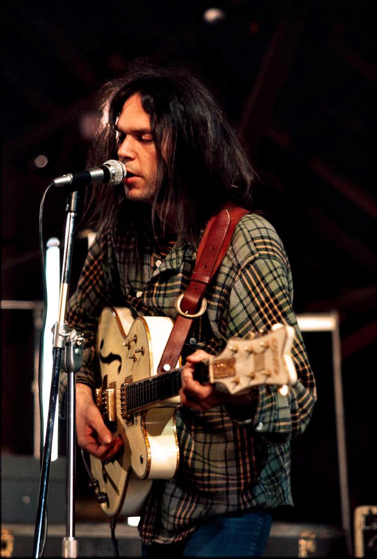 historisk. Neil Young spiller sammen med otte guldrandede countrymusikere på live-skiven 'A Treasure'. 