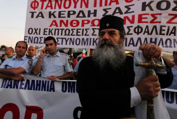 Nej! Tre ud af fire grækere bryder sig overhovedet ikke om den plan, der skal sikre milliardlån fra EU. Ham her fra en demonstration i Athen i går er nok en af dem. 