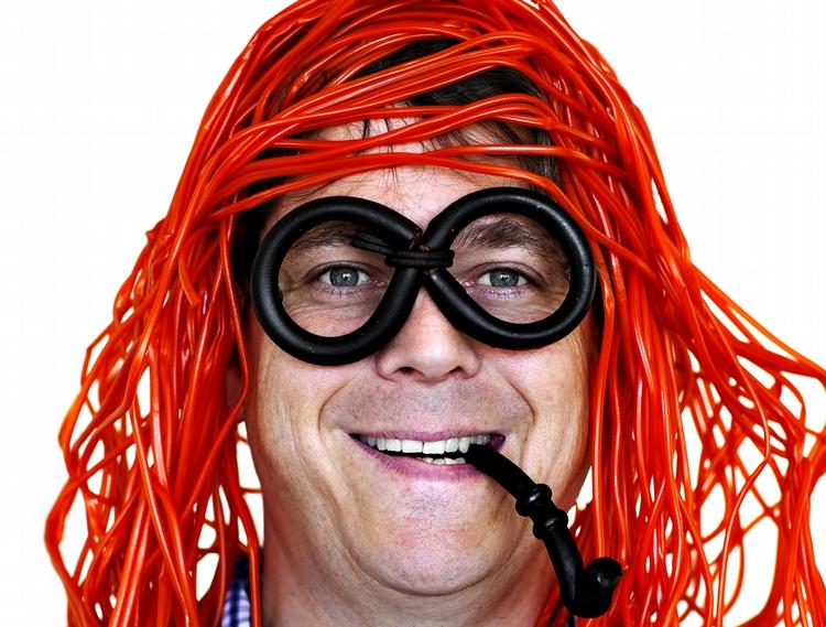 Hjerneforskeren Peter Lund Madsen iført slikkostume til ære for Politikens fotograf. 