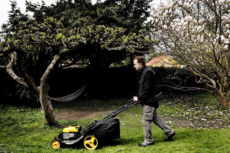 Motor- eller håndkraft. Der er flere overvejelser at gøre sig, når græsslåmaskinen skal vælges. Arkivfoto. 