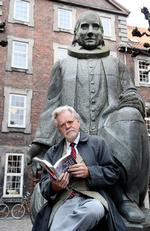 ud og se. Journalist og forfatter Per Nyholm rejser ikke kun i den fysiske verden, men også i tilværelsen, erkendelsen og  historien. 