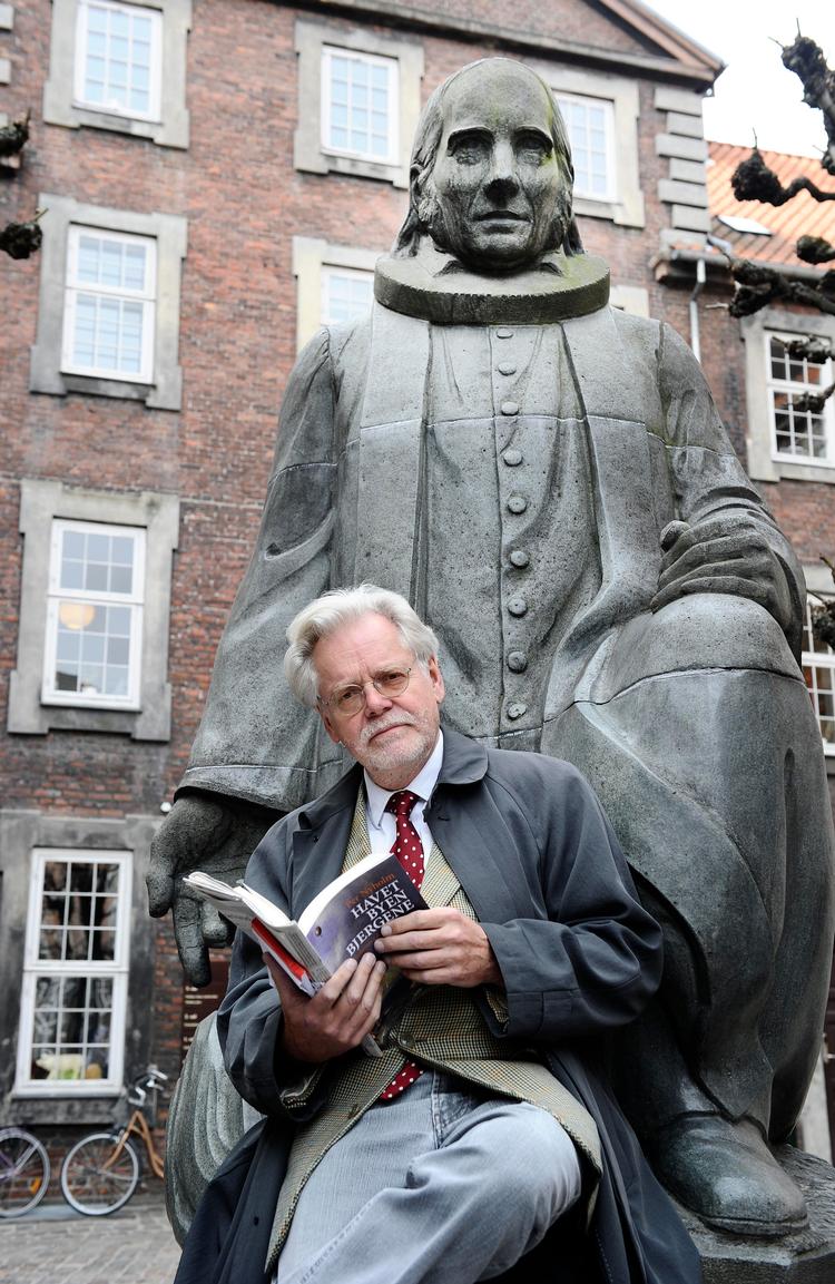 ud og se. Journalist og forfatter Per Nyholm rejser ikke kun i den fysiske verden, men også i tilværelsen, erkendelsen og  historien. 