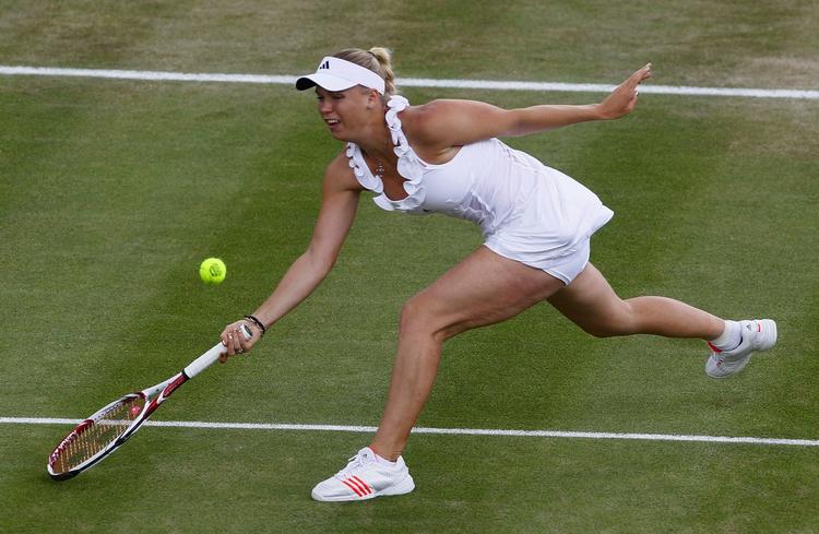 solidt. Kun i kampens begyndelse blev Caroline Wozniacki sat under pres af Virginie Razzano. Danskeren leverede en fokuseret og næsten fejlfri indsats i den sikre sejr. 