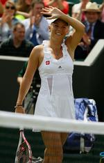 opvisning. Caroline Wozniacki sender sejrskys til publikum efter en kamp, hvor danskeren viste storspil mod Virginie Razzano. 