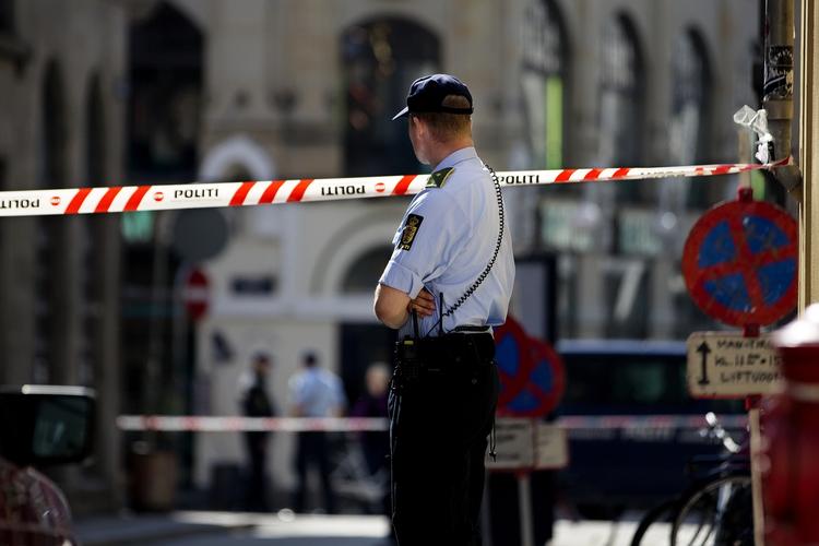 Efterforskning. Politiet afspærrede dele af Strøget i København, efter et brutalt overfald på en kvinde ved Helligåndskirken. 