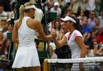 modstand. 17-årige Laura Robson (th) kompenserede rigeligt for højdeforskellen til storfavoritten Maria Sjarapova (tv), da de to spillede i tredje runde ved Wimbledon. 