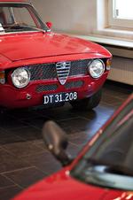 Investering. Italiensk klassiker fra 1960'erne. Ikke et dårligt sted at anbringe sine penge. En sjælden Alfa Romeo Giulia i racerudgave. Prisen er ikke oplyst, men den er utvivlsomt høj. 