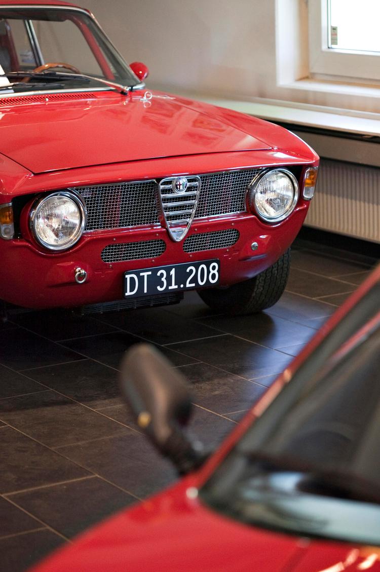 Investering. Italiensk klassiker fra 1960'erne. Ikke et dårligt sted at anbringe sine penge. En sjælden Alfa Romeo Giulia i racerudgave. Prisen er ikke oplyst, men den er utvivlsomt høj. 