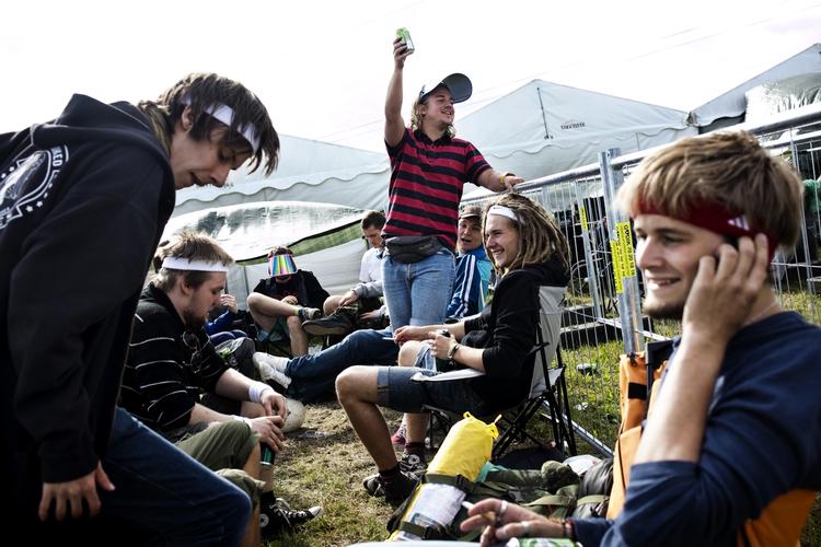 Venteposition. Omkring 50 festivalgæster havde taget opstilling ved indgang øst fredag eftermiddag, for at sikre sig de bedste pladser, når campingområdet åbner 25. juni. Ingen af dem havde dog ambitioner om at vælte hegnet. 