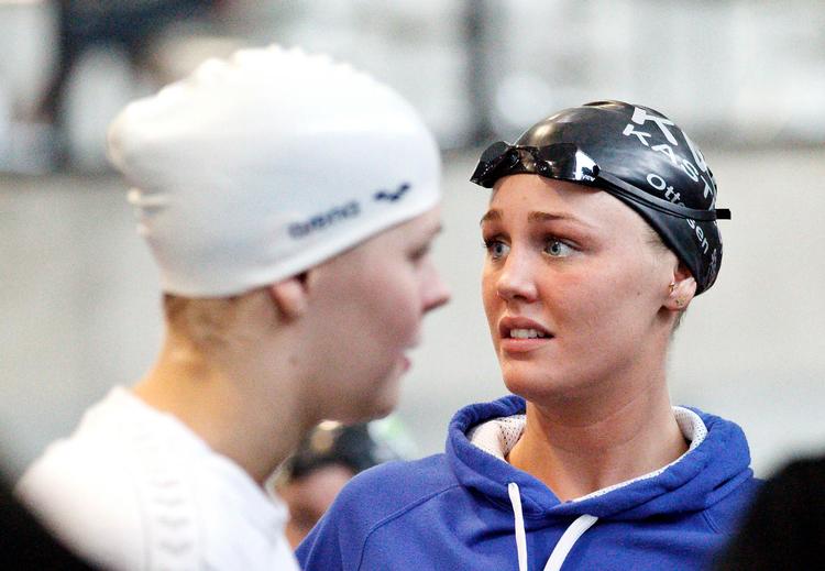 YDERPUNKTERNE. Jeanette Ottesen (th.) svømmer 50 og 100 meter, Lotte Friis (tv.) svømmer 400, 800 og 1.500 meter, men svømmeunionen så gerne, at de sammen også svømmede 200 meter. 
