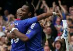 følgesvende. Didier Droga og Nicolas Anelka, der her fejrer en scoring sammen, meldes begge på vej væk fra Chelsea - og til italienske AC Milan. 