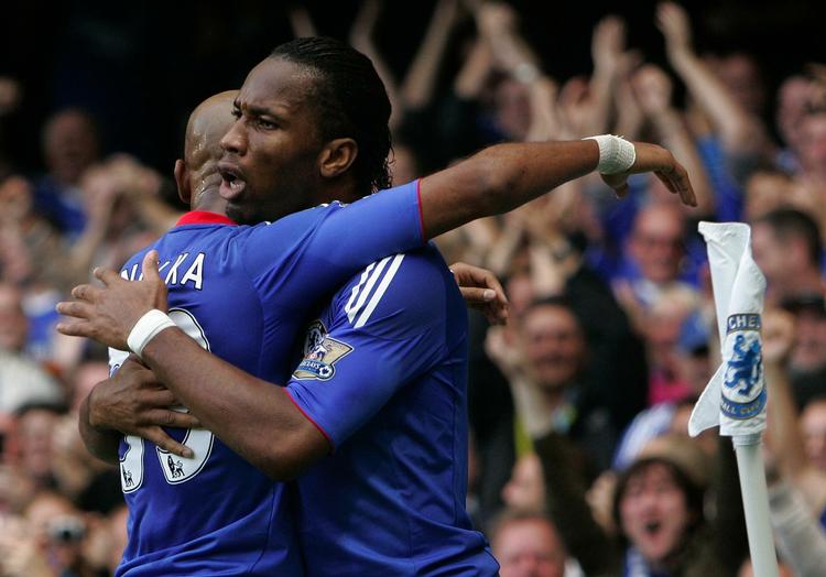 følgesvende. Didier Droga og Nicolas Anelka, der her fejrer en scoring sammen, meldes begge på vej væk fra Chelsea - og til italienske AC Milan. 