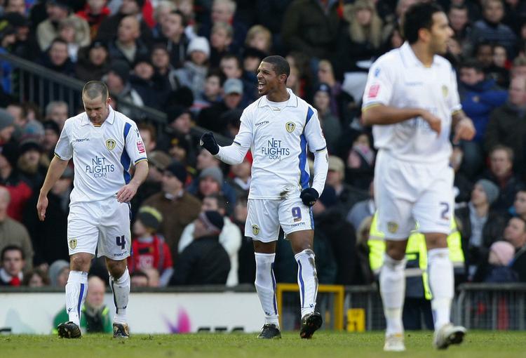 genkomst? Vilde jubelscener brød løs på et fyldt Elland Road, da Jermaine Beckford (midt) scorede det forløsende mål, som sikrede Leeds oprykning til den næstbedste række. Arkivfoto. 
