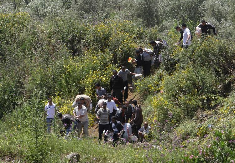 flygtningestrømme. Hertil morgen strømmer flygtninge igen ind over grænsen mellem Syrien og Libanon. Billedet er ikke fra i dag, men er fra sidste uge, hvor den syriske hær ligeledes angreb sine borgere. 