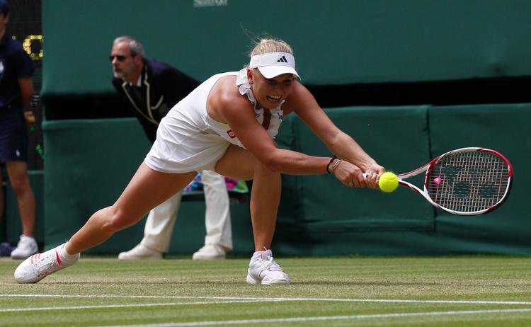 fejlfri. Caroline Wozniacki var ofte trykket ud i hjørnerne af Centre Court, men danskeren viste stort figtherhjerte og stabilitet mod australske Jarmila Gajdosova. 