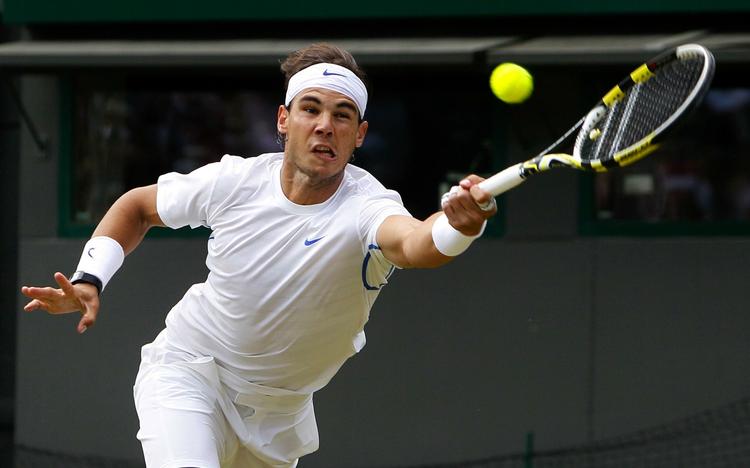 videre. Rafael Nadal havde igen besvær med Gilles Müller på Wimbledons græs. 