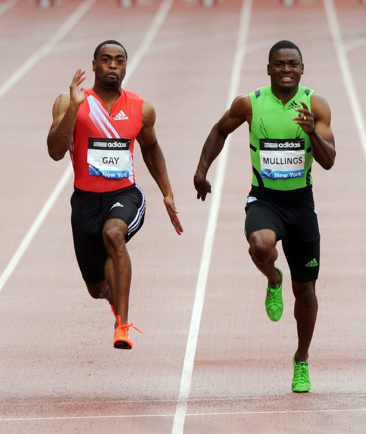 målfoto. Jamaicas Steve Mullings (th) vinder 100 meter-løbet i New York 11. juni mod Tyson Gay på målfoto, da de to løb i samme tid, 10.26 sekunder. 