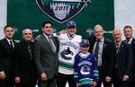 draftet. Nicklas Jensen (midt) trak i Vancouver Canucks' spillertrøje midt mellem en række af klubbens ledere, da den unge dansker blev valgt i første draft-runde. 