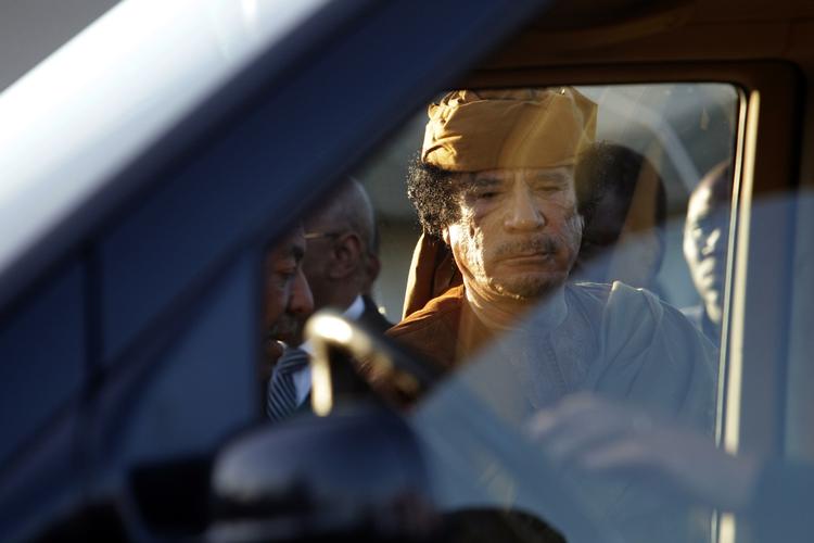 diktator. Gaddafi-regeringen beskylder Nato for at have dræbt 15 civile i et angreb i dag. Nato afviser. Her ses Gaddafi midt i april i år på vej ind i en bil i hovedstaden Tripoli. 