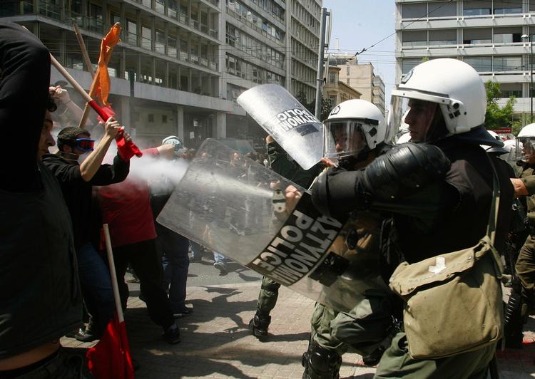 Frustration. Det er ikke kun økonomien, den er gal med i Grækenland. Set i forhold til andre vestlige lande er heller ikke det politiske udgangspunkt særligt opløftende: Befolkningens tillid til politiske institutioner er ganske enkelt i bund. 