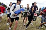 Hysteri. Der blev løbet for livet, eller i det mindste for en fordelagtig lejrplads på campingområdet, da Roskilde Festival åbnede lørdag kl. 18. Lejre med mange mandlige medlemmer havde en vis fordel i kapløbet. 