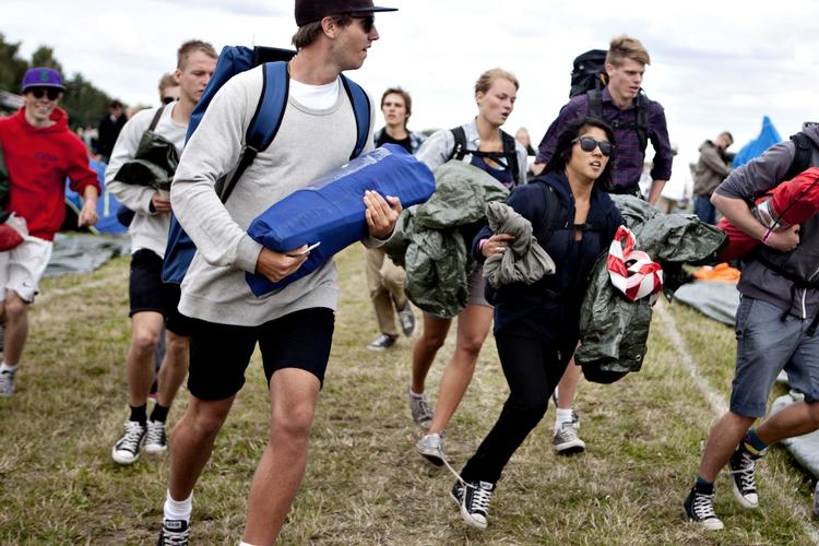 Hysteri. Der blev løbet for livet, eller i det mindste for en fordelagtig lejrplads på campingområdet, da Roskilde Festival åbnede lørdag kl. 18. Lejre med mange mandlige medlemmer havde en vis fordel i kapløbet. 