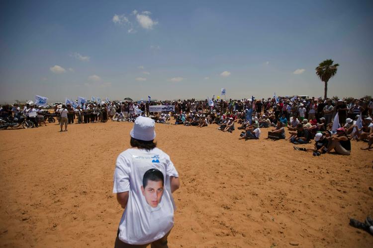 protest. Hundredvis af israelere demonstrerer i dag for frigivelse af den kidnappede israelske soldat Gilad Shalit. Det er i dag fem år siden, at han blev kidnappet på israelsk jord af militante palæstinensere. 