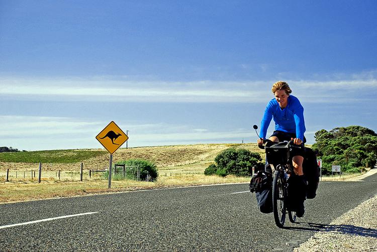 PEDALKRAFT. Nicolai Bangsgaard tramper dygtigt til på sin jordomrejse, men får alligevel tid til at længes hjem. Dog savner man som læser flere forklaringer og refleksioner fra  forfatterens side. Foto: Fra bogen 