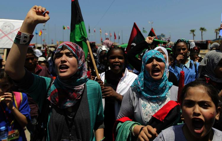 protest. Studerende råber vrede slogans mod diktator Moammar Gaddafi i oprørernes by, Benghazi. 