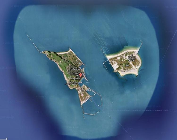Fugleperspektiv. Helgoland (tv) og den mindre nabo-ø Dynen i Nordsøen syd for blandt andet Rømø og Fanø. I dag stemmer indbyggerne om, hvorvidt man skal genetabelere en sandbanke, der forbinder de to øer. Målet er at øge turismen og skabe plads til flere hoteller og sandstrande. 
