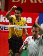 øretæve. Verdens p.t. bedste badmintonspiller, Lee Chong Wei fra Malaysia (tv.), var overlegen i finalen i Indonesien mod Peter Gade (tv.) 