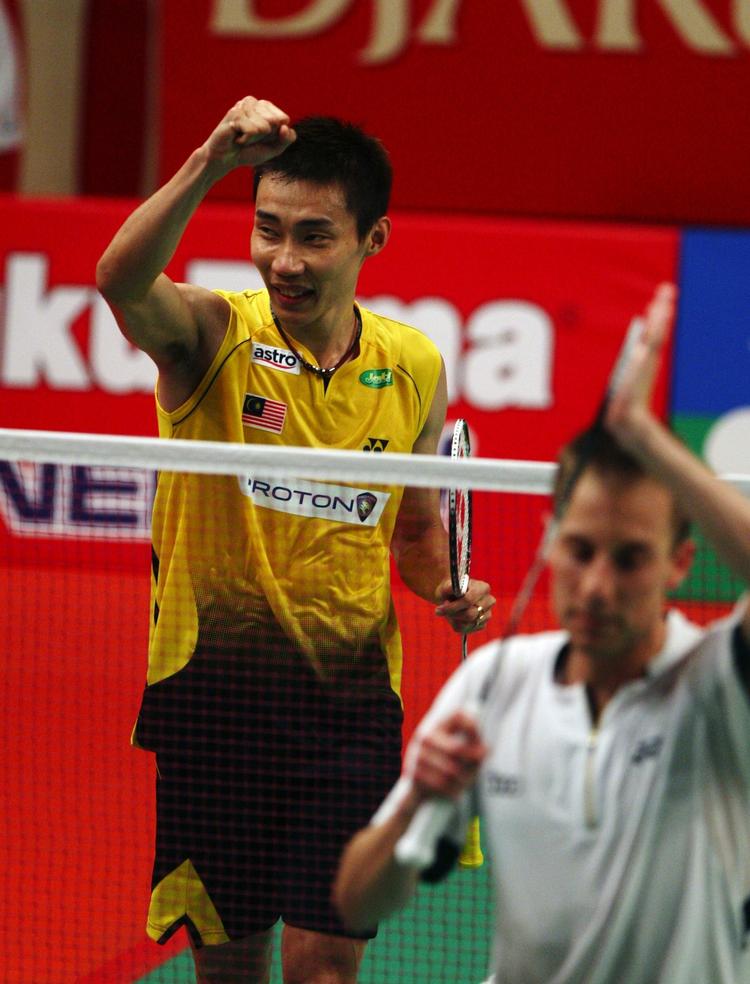 øretæve. Verdens p.t. bedste badmintonspiller, Lee Chong Wei fra Malaysia (tv.), var overlegen i finalen i Indonesien mod Peter Gade (tv.) 
