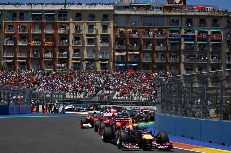 forrest. Positionen forrest i feltet er ved at være velkendt for Sebastian Vettel. 