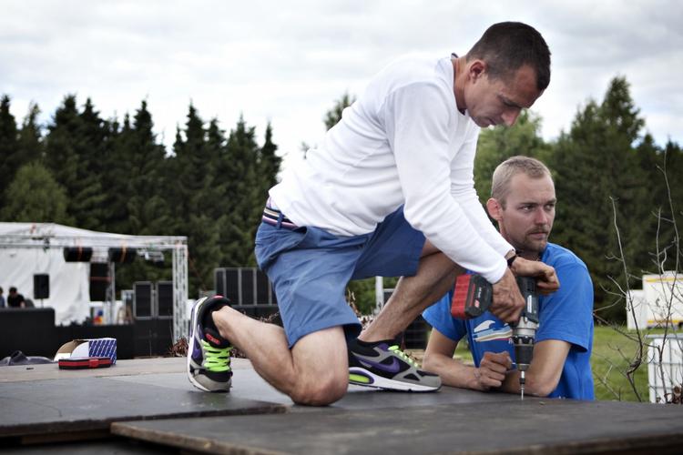Festival. Mark Risvig i hvid og Thomas Tinning i blå. De er ved at bygge et lydpodie i Love Camp, der stadig ikke har fået lov til at åbne op for gæster. 